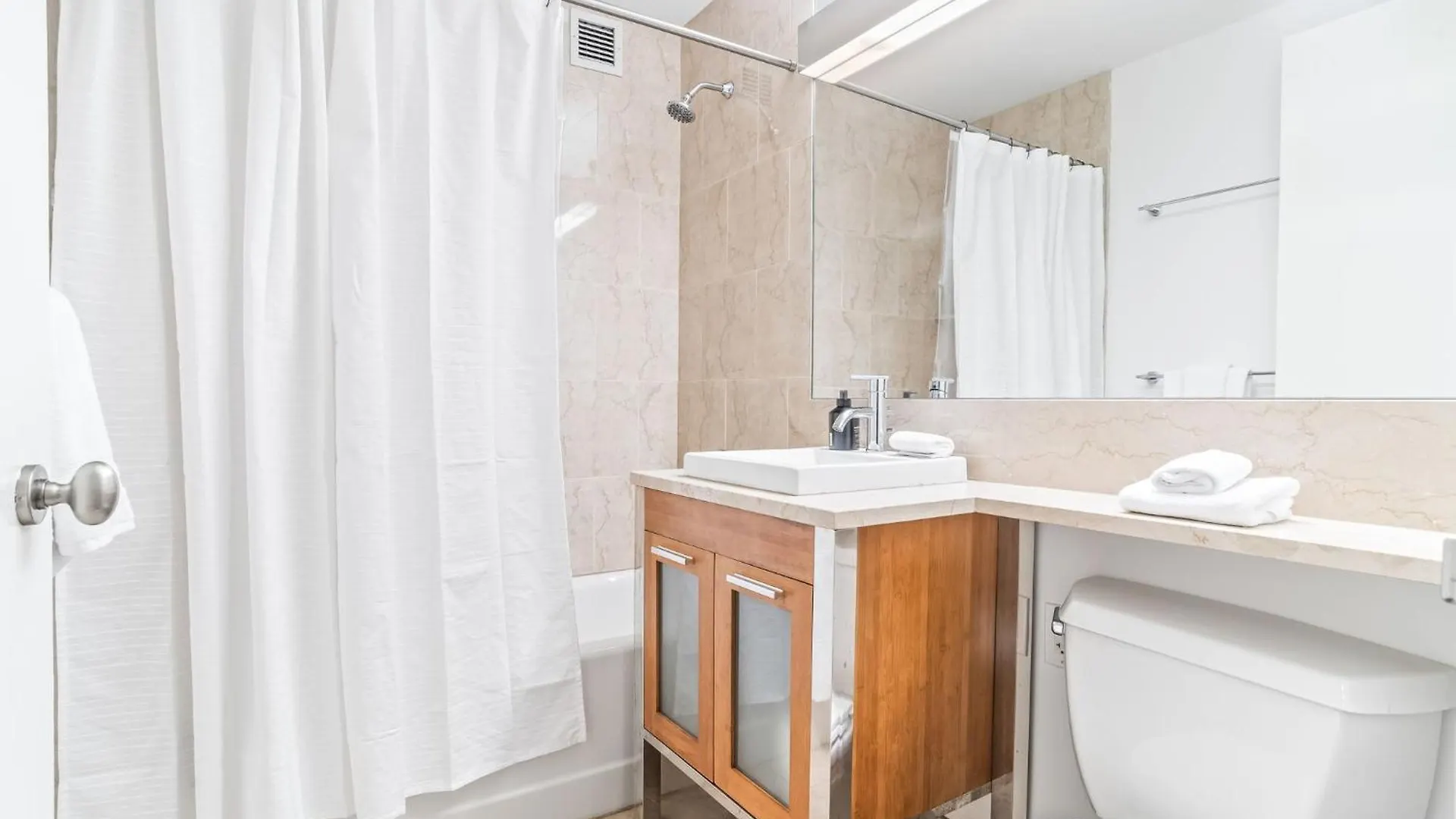 Downtown Modern Apartment With 3Br And 2Ba 纽约